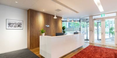 リージャス会議室 梅田スクエア コワーキングデスクの室内の写真