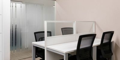 Regus コワーキングデスク｜信頼ある環境で使える開放的なワークスペース - リージャス会議室 新宿西口