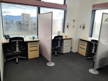 Regus コワーキングデスク｜信頼ある環境で使える開放的なワークスペース - リージャス会議室 ひろしまハイビル21