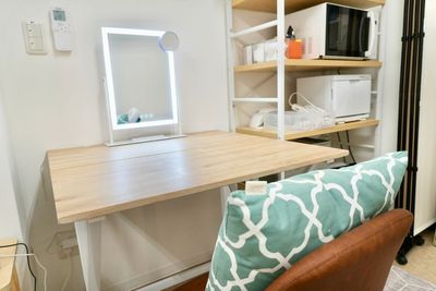 化粧用ライトミラーでメイク直し利用や、デスクでのワークも可能 - Sunny Place サニープレイス サロン錦糸町 サニープレイス サロン錦糸町　エステ・整体・ワークスペース等の設備の写真