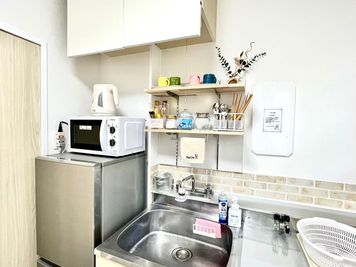 冷凍/冷蔵庫、電子レンジ、ケトル
食器類常設です。

注意※こちらのお部屋は熱を加える調理不可です。
※生魚の解体も禁止です。

 - 岡大裏安らぎ部屋の室内の写真