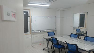 横浜中華芸術学校中華街本校 401-404教室の室内の写真