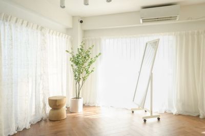 大きな窓から 光がたっぷり入ります☀️ - milk studio 新宿御苑店 milk studio新宿御苑店【〜10名様】の室内の写真