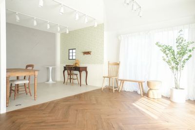 様々な壁や床、椅子を使って撮影していただけます🪑 - milk studio 新宿御苑店 milk studio 新宿御苑店【11名様〜】の室内の写真