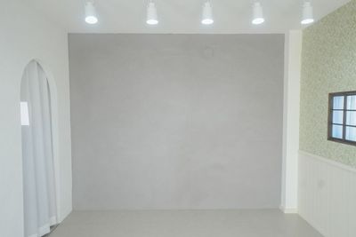 グレーの漆喰壁ではシンプルな撮影も可能 - milk studio 新宿御苑店 milk studio新宿御苑店【〜10名様】の室内の写真