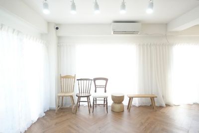 様々な種類の椅子をご用意しております🪑 - milk studio 新宿御苑店 milk studio新宿御苑店【〜10名様】の室内の写真