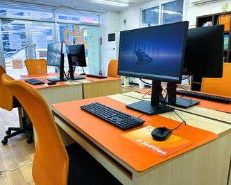 最新の高性能パソコンと高速なネット環境を整備。 - パソコン教室ディードットステーション札幌東教室の設備の写真