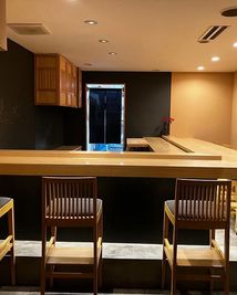 カウンター - 和洋折衷灯 貴重な鮨L字カウンターがメインのスペースです。の室内の写真