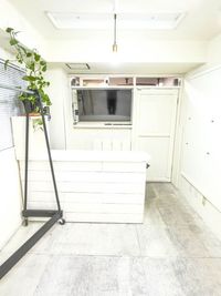 43インチの4Kモニターを完備。写真や動画を使ったブランドイメージを、大画面＆高画質でアピール可能 - DSP Showroomの室内の写真