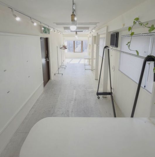 白を基調としたシンプルなショールーム空間。
可動式ラックとライティングを備え、展示会・受注会・撮影・商談など、用途に応じて柔軟にレイアウト可能です。 - DSP Showroomの室内の写真
