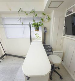 幅(W)1600mm× 奥行(D)450mm× 高さ(H)870mmのカウンターは、受付や物販スペースとしても活躍
小型冷蔵庫を備え付け。 - DSP Showroomの室内の写真