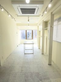 アパレルを中心に、プロダクトの魅力を引き立てるニュートラルな空間設計となっています。 - DSP Showroomの室内の写真