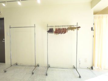 通常のハンガーラック　880mm×2 - DSP Showroomの室内の写真