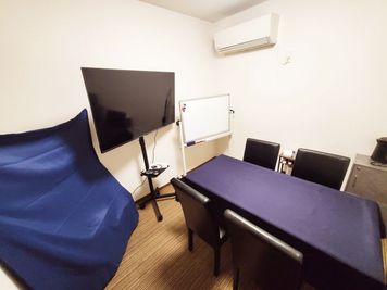 リニューアルオープン
大型モニター・ホワイトボード完備の4名会議室。
集中できる環境で、商談やミーティングにご利用いただけます。 - レンタルスペーススピリ　関内店 貸し会議室スピリ　関内店の室内の写真