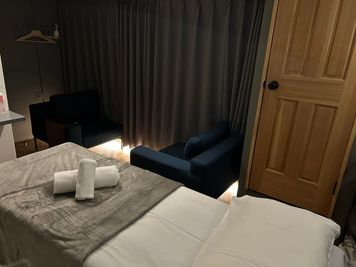 【博多駅 徒歩8分・祇園駅 徒歩3分、当日3時間前まで予約可・調光可】ホテルの客室がサロンに ー 対面の椅子があるお部屋 ー - HOTEL ORIGO HAKATA - Gion - 