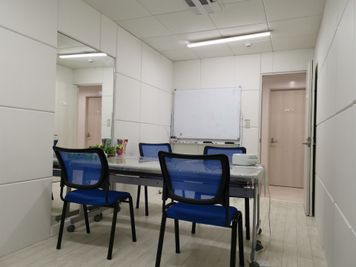 横浜中華芸術学校中華街本校 401-404教室の室内の写真