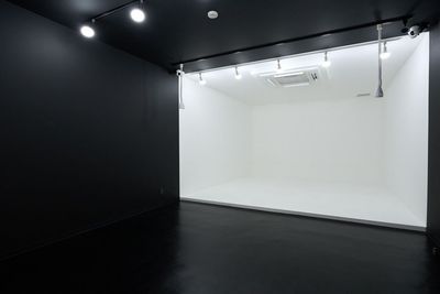 直角黒ホリの黒壁/黒床のほか、天井には黒背景布も設置しております。 - STUDIO 4696（シロクロ）｜横浜馬車道店の室内の写真