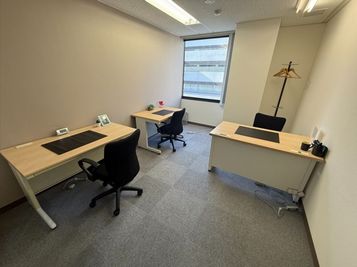 Regus オフィススペース（個室）｜落ち着いた環境で使える独立型ワークスペース - リージャス会議室 横浜駅西口