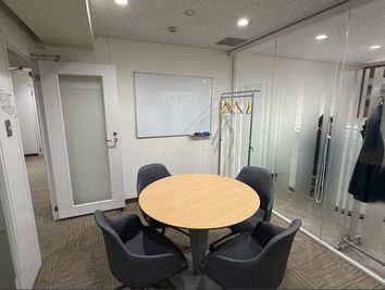 Regus 会議室|高速Wi-Fi完備の落ち着いたビジネス空間 - リージャス会議室 新宿西口