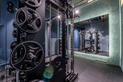 大きな鏡でフォームチェックできます。 - THE GATE 武蔵小杉店 地域最安値 24時間営業！完全個室のお洒落なﾄﾚｰﾆﾝｸﾞｼﾞﾑの室内の写真