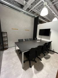 いいオフィス南越谷 【M-7】8名会議室（天井空きあり）※予約時間前は入室不可の室内の写真