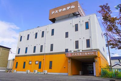明るい外壁が目立つ茶色い看板が目印です！ - アスタホテル新白河　貸会議室の外観の写真