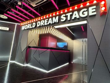 エントランスかではモニターにイベントのロゴや映像が流せます - 世界アイドル共和国 WORLD DREAM STAGEの室内の写真