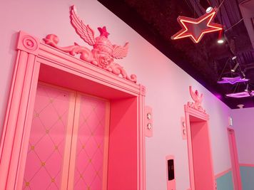 エレベーターもカワイイ！ - 世界アイドル共和国 WORLD DREAM STAGE 世界アイドル共和国 DREAMING STUDIOの入口の写真