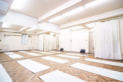 ヨガマット8枚分敷ける広さです。
少人数でも大人数でも快適にダンス、ヨガ、演劇、撮影などにご利用いただけます。 - STUDIO COSINESS 天王町の室内の写真