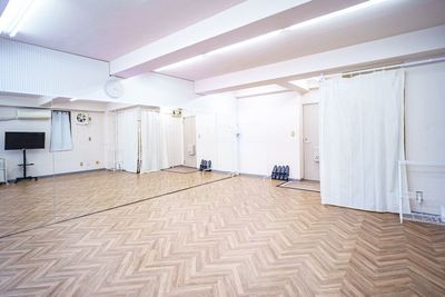 7～8名が踊れる広さです。
ダンス、演劇、撮影など幅広くで利用ください。 - STUDIO COSINESS 天王町の室内の写真