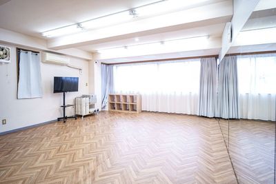 7～8名が踊れる広さです。
ダンス、演劇、撮影など幅広くで利用ください。 - STUDIO COSINESS 天王町の室内の写真