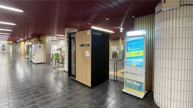 CocoDesk [ZK-21]  - CocoDesk [ZK-21] 麻布十番駅(都営地下鉄)　大江戸線 改札付近　２１番ブース