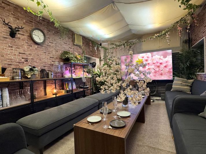 ゆったりソファーで寛いで、暖かいお部屋でお花見はいかがですか。 - ブリックス神田 【ブリックス神田】グリーン溢れるブルックリンスタイルのスペースの室内の写真