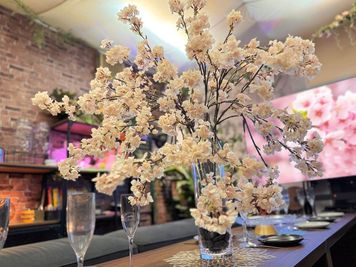 75インチ大画面テレビで、大迫力の映像をお楽しみください。 - ブリックス神田 【ブリックス神田】グリーン溢れるブルックリンスタイルのスペースの室内の写真