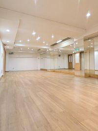 ２面鏡張り！約５０㎡のスタジオです。 - ザ・スペース大久保南口 レンタルスタジオの室内の写真