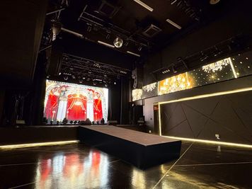 ステージから延びるランウェイが特徴的、ライブやファッションショーなどでも使える！ - 世界アイドル共和国 WORLD DREAM STAGEの室内の写真