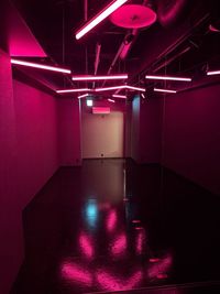 会場へ向かう廊下は片面鏡張りで自撮りスポット、またグッズ展示などにも使えます - 世界アイドル共和国 WORLD DREAM STAGEの室内の写真