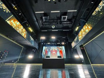 大迫力の大型LEDが三面設置、映像や画像などが流せる、ライブのＶＪにも使える！ - 世界アイドル共和国 WORLD DREAM STAGE