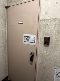 地下へ降りると入口が２つあり、奥の【ＴＨＥ　ＳＰＡＣＥ　ＯＫＵＢＯ】と表示がある入口が当スタジオです。 - ザ・スペース大久保南口 レンタルスタジオの入口の写真