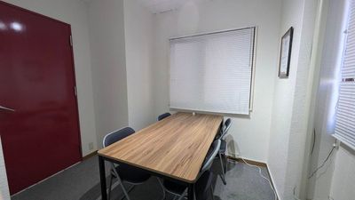 テーブル(4～6人) - パシュート みんなの貸し会議室 博多駅南の設備の写真