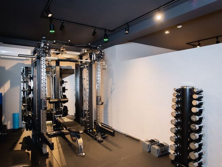 トレーニングスペースはマルチラックとダンベル完備 - パーソナルジム&ストレッチRange of motion パーソナルジムの室内の写真