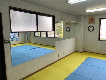 広さ約110㎡
壁に鏡
床はジョイントマットが敷かれています - 天志道場 レンタルスペースの室内の写真