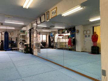 広さ約110㎡
壁に鏡
床はジョイントマットが敷かれています - 天志道場 レンタルスペースの室内の写真