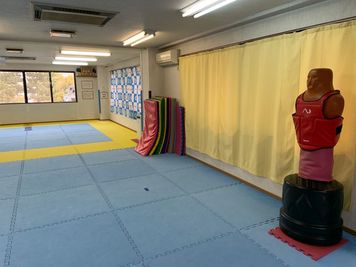 広さ約110㎡
壁に鏡
床はジョイントマットが敷かれています - 天志道場 レンタルスペースの室内の写真