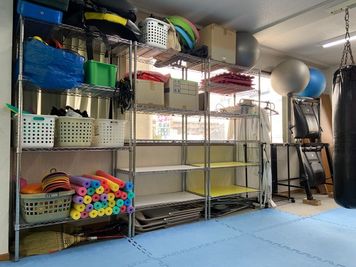 荷物棚
トレーニング用具 - 天志道場 レンタルスペースの室内の写真