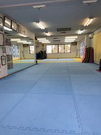 広さ約110㎡
壁に鏡
床はジョイントマットが敷かれています - 天志道場 レンタルスペースの室内の写真