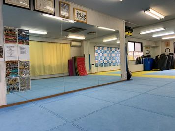 広さ約110㎡
壁に鏡
床はジョイントマットが敷かれています - 天志道場 レンタルスペースの室内の写真