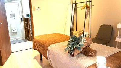 玄関からすぐのわかりやすい導線です。
入口のドアでお着替えスペースもしっかり確保しています。 - レンタルサロンHaruka大森店 エステ・整体・マッサージに最適な完全個室のシェアサロンの室内の写真