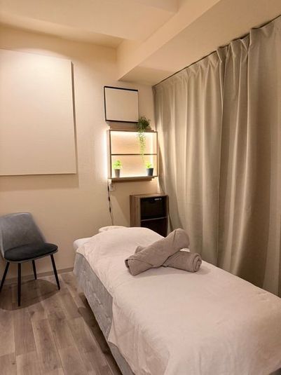 Room①
アイボリーやベージュを基調とし、木の温もりに癒される個室空間です。 - レンタルサロン　Liiro レンタルサロン　Liiro　元町駅前店　Room①の室内の写真