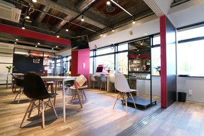 【名古屋矢場町3分NYスタイル空間】D→START名古屋栄本店 Ⅾ→START名古屋栄本店ヘアメイクスペースBの室内の写真